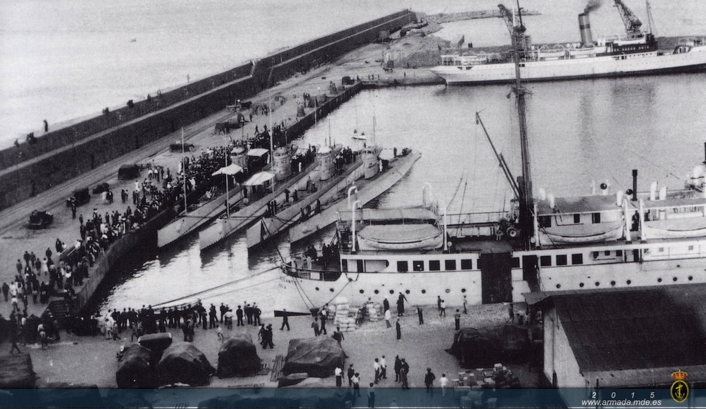 Tres submarinos clase C y un B durante una escala en las Canarias en los años 30. En primer plano el correo "Ciudad de Alicante", durante la Guerra Civil sería convertido en crucero auxiliar por la Marina Nacional con un brillante historial de guerra.